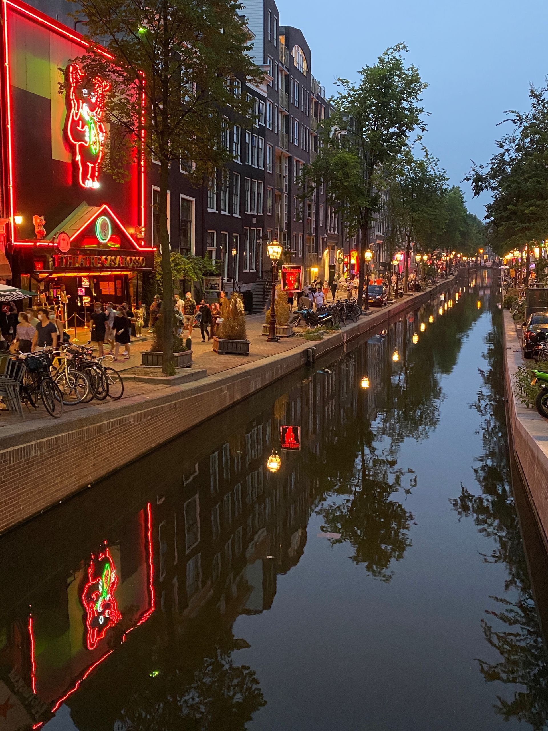 Herzblut Amsterdam Stadtführungen, auf deutsch, kleine Gruppen. Privatführungen. Fahrradtouren. Rotlicht Viertel.