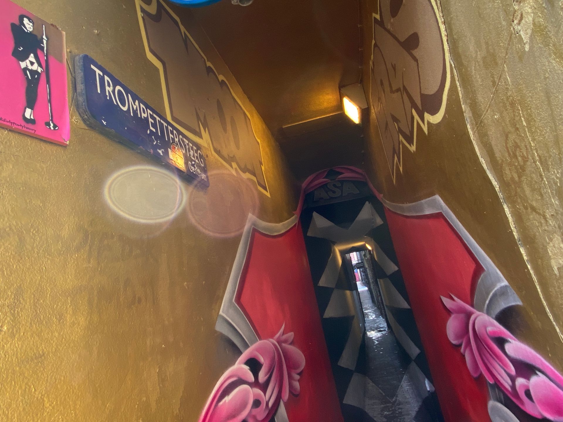 Herzblut Amsterdam Stadtführungen, auf deutsch, kleine Gruppen. Privatführungen. Fahrradtouren. Schmalste Strasse Amsterdam.