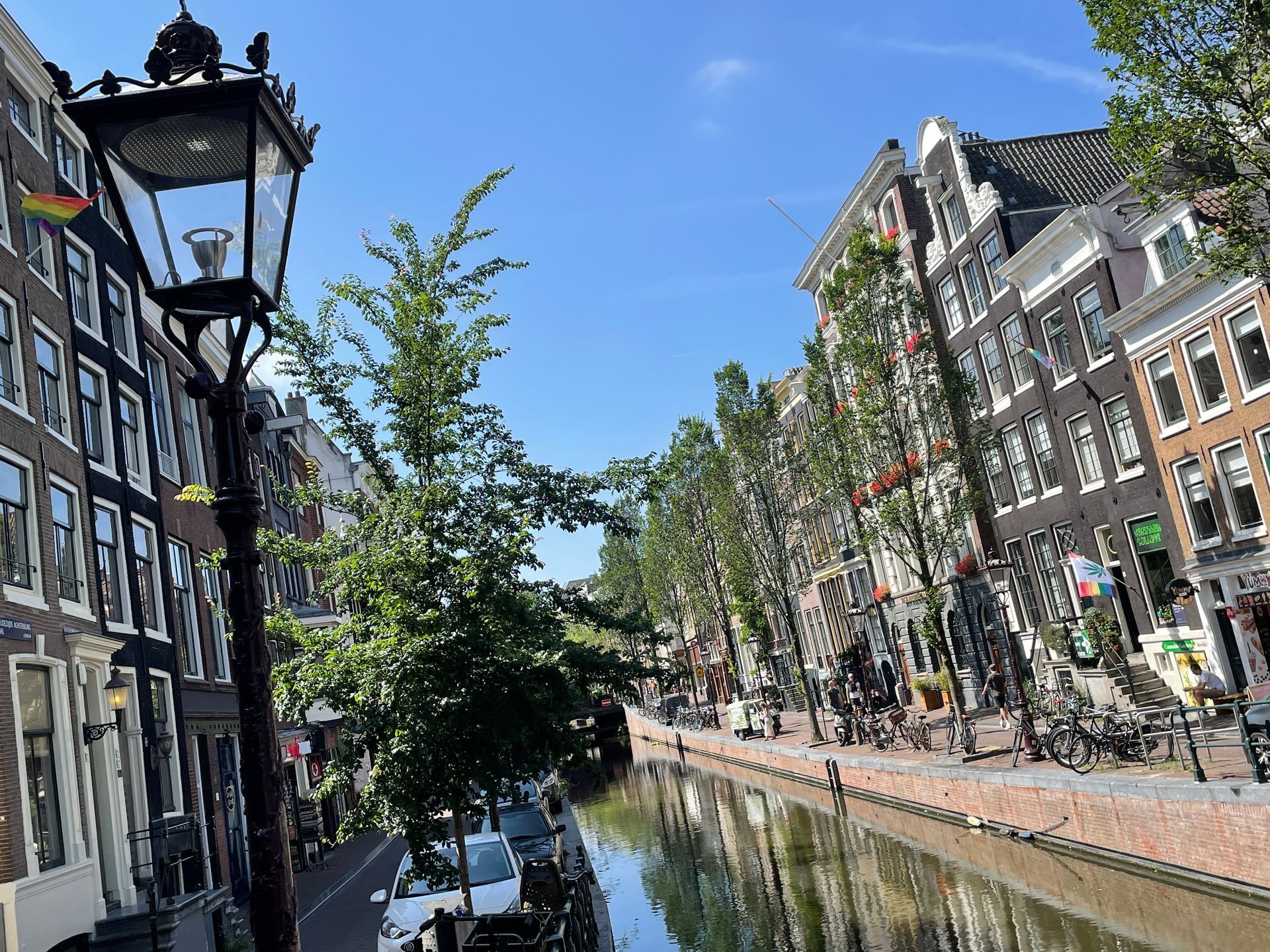 Herzblut Amsterdam Stadtführungen, auf deutsch, kleine Gruppen. Privatführungen. Fahrradtouren. Rotlicht Redkult