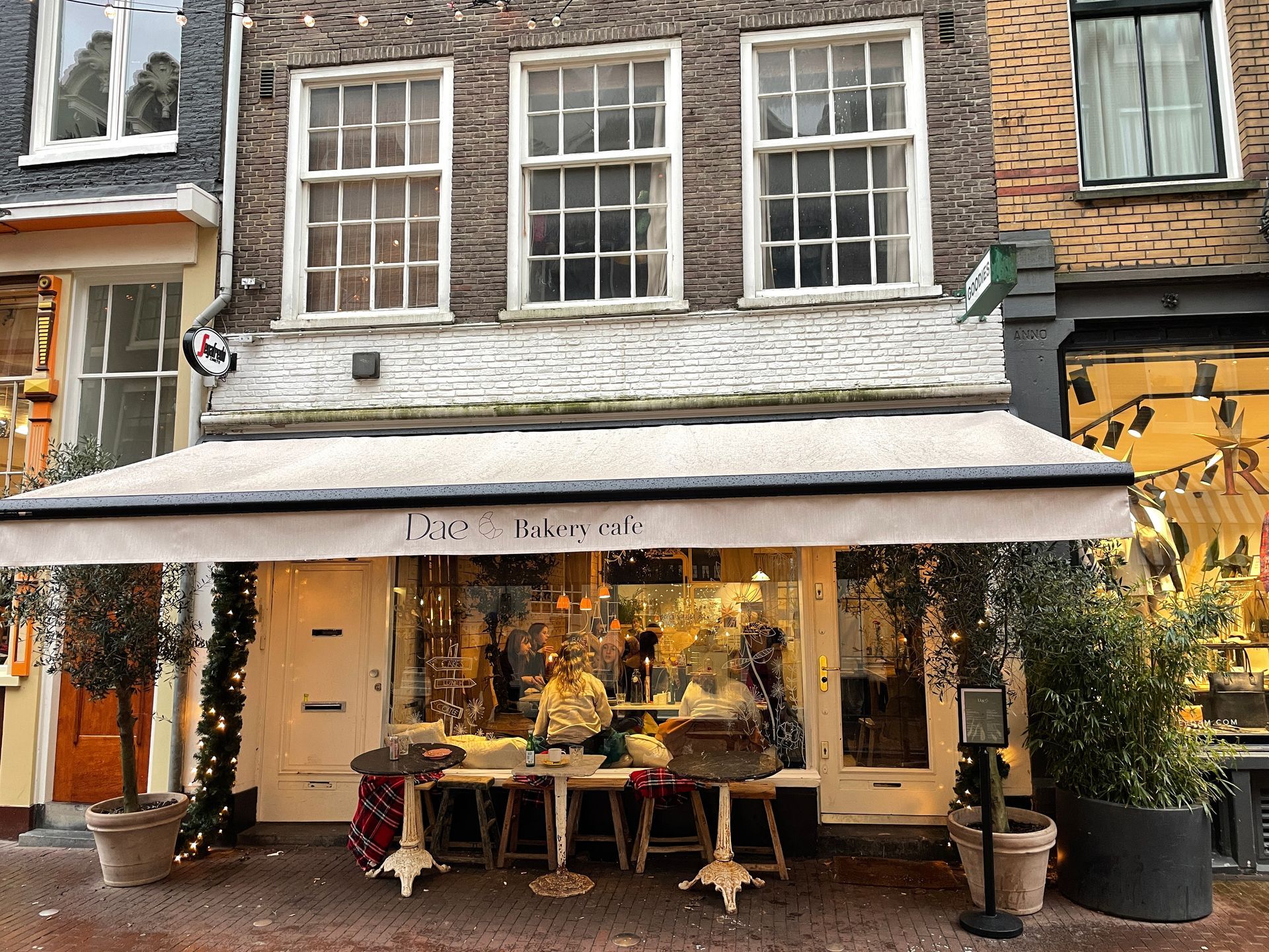 Herzblut Amsterdam Stadtführungen, auf deutsch, kleine Gruppen. Privatführungen. Fahrradtouren. Cafe Dae