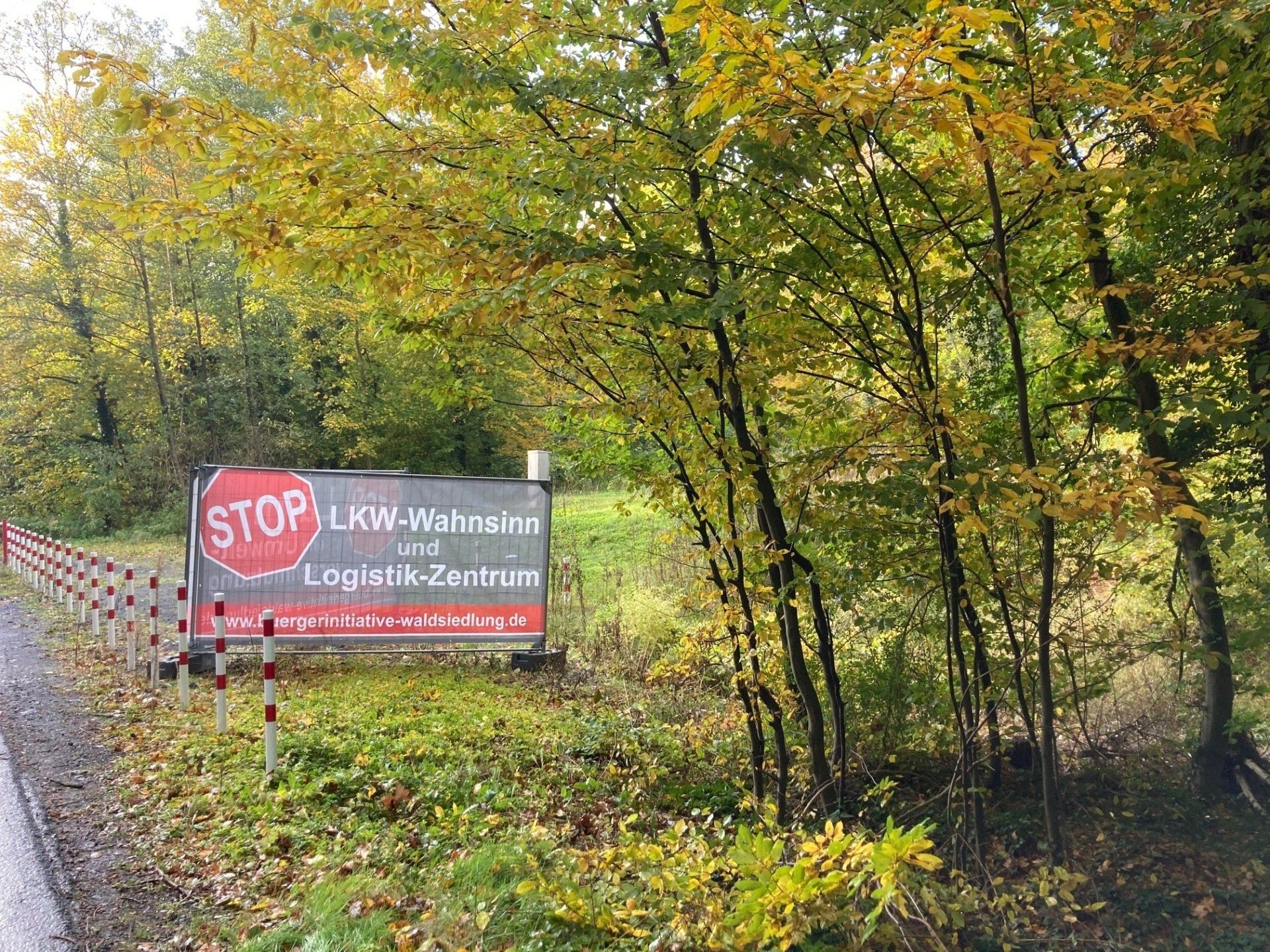 Bauzaun Plakat Ausfahrt Waldsiedlung Ri. Rommelhausen