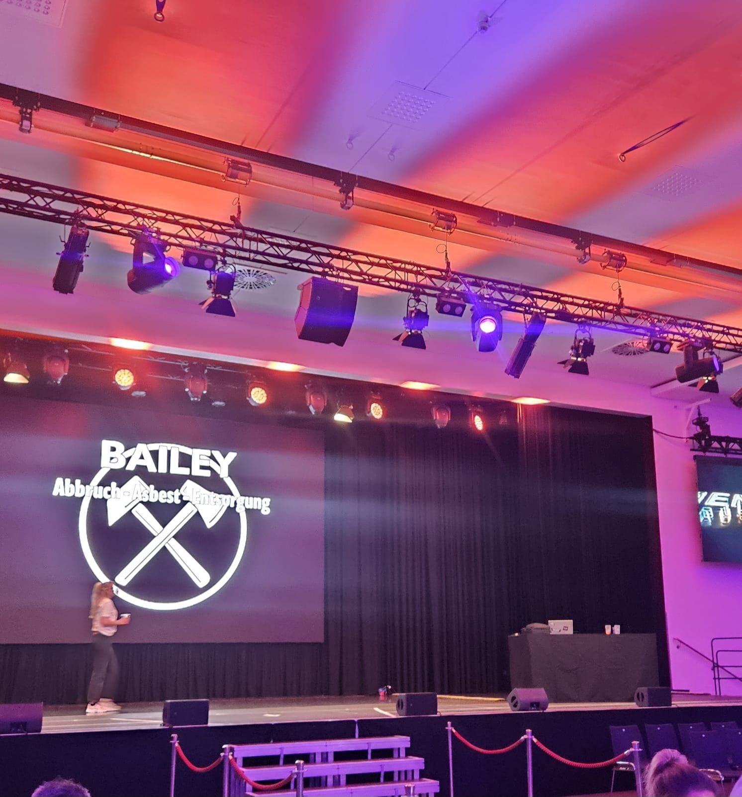 Logo Bailey Abbruch Asbest Entsorgung auf Leinwand 2 bei Boxnacht Falkensee