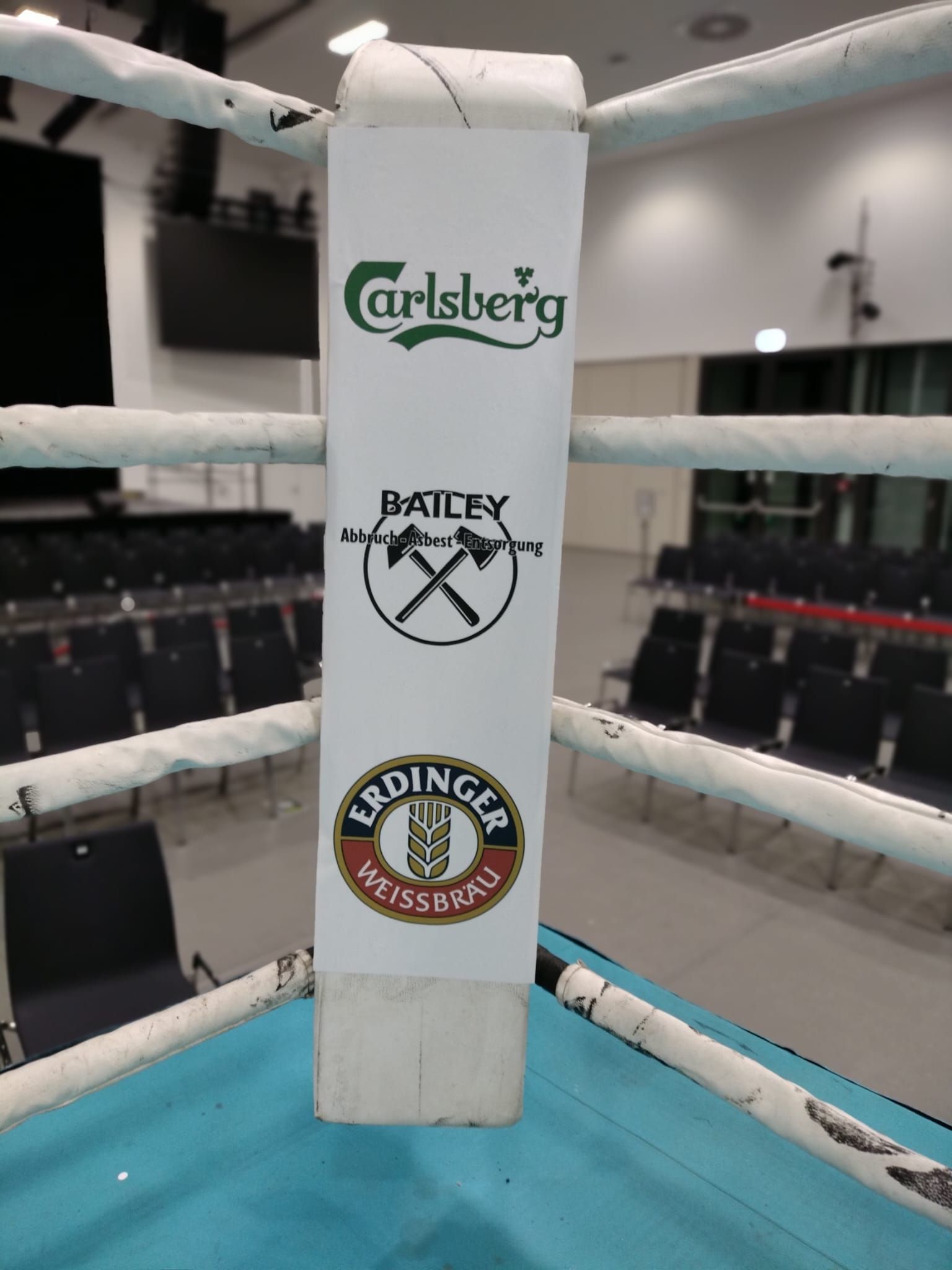 Weißer Eckpfosten bei Boxnacht von Falkensee mit Logo von Bailey Abbruch Asbest Entsorgung