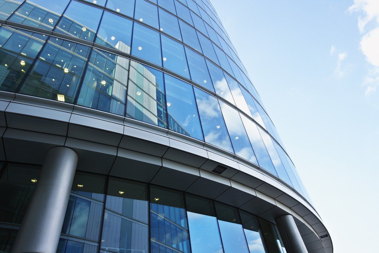 Glasfront eines hohen Bürogebäudes