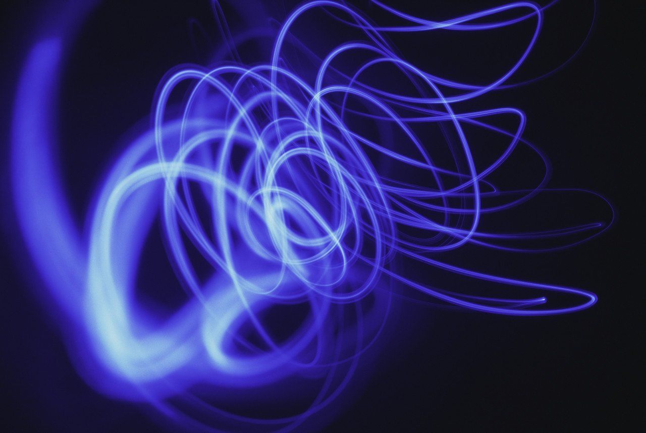illustration abstraite d'ondes bleu électrique sur un fond noir