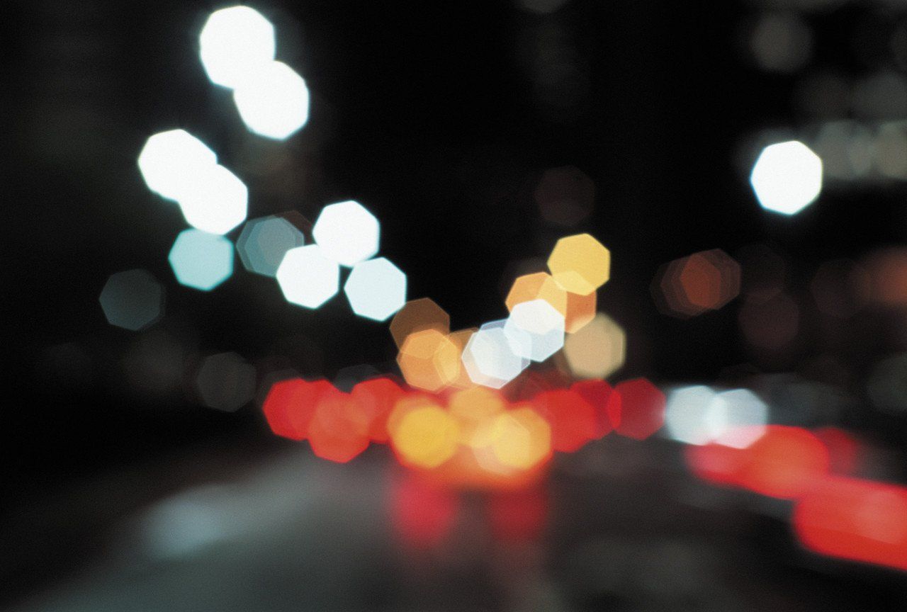 illustration abstraite de phares et lumières floues depuis une voiture