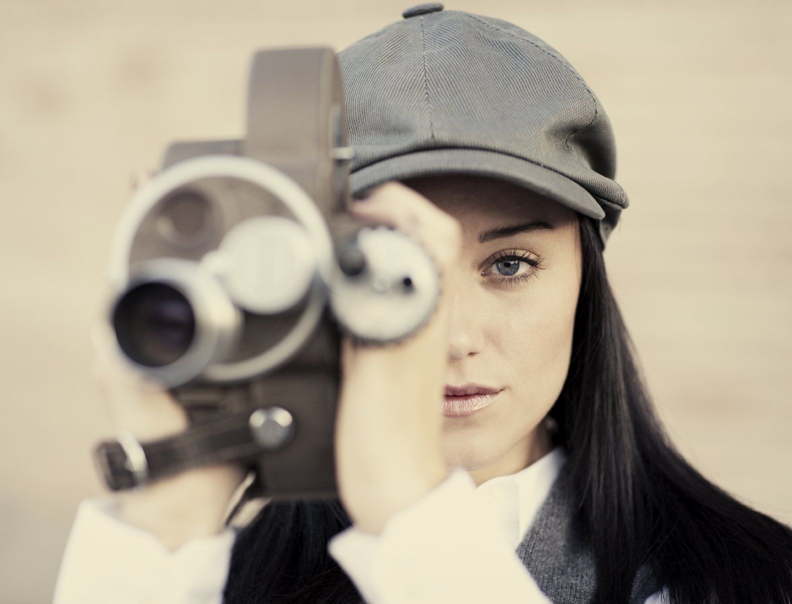 Ein Frau mit Kappe hält ein Filmkamera #Liveshopping
