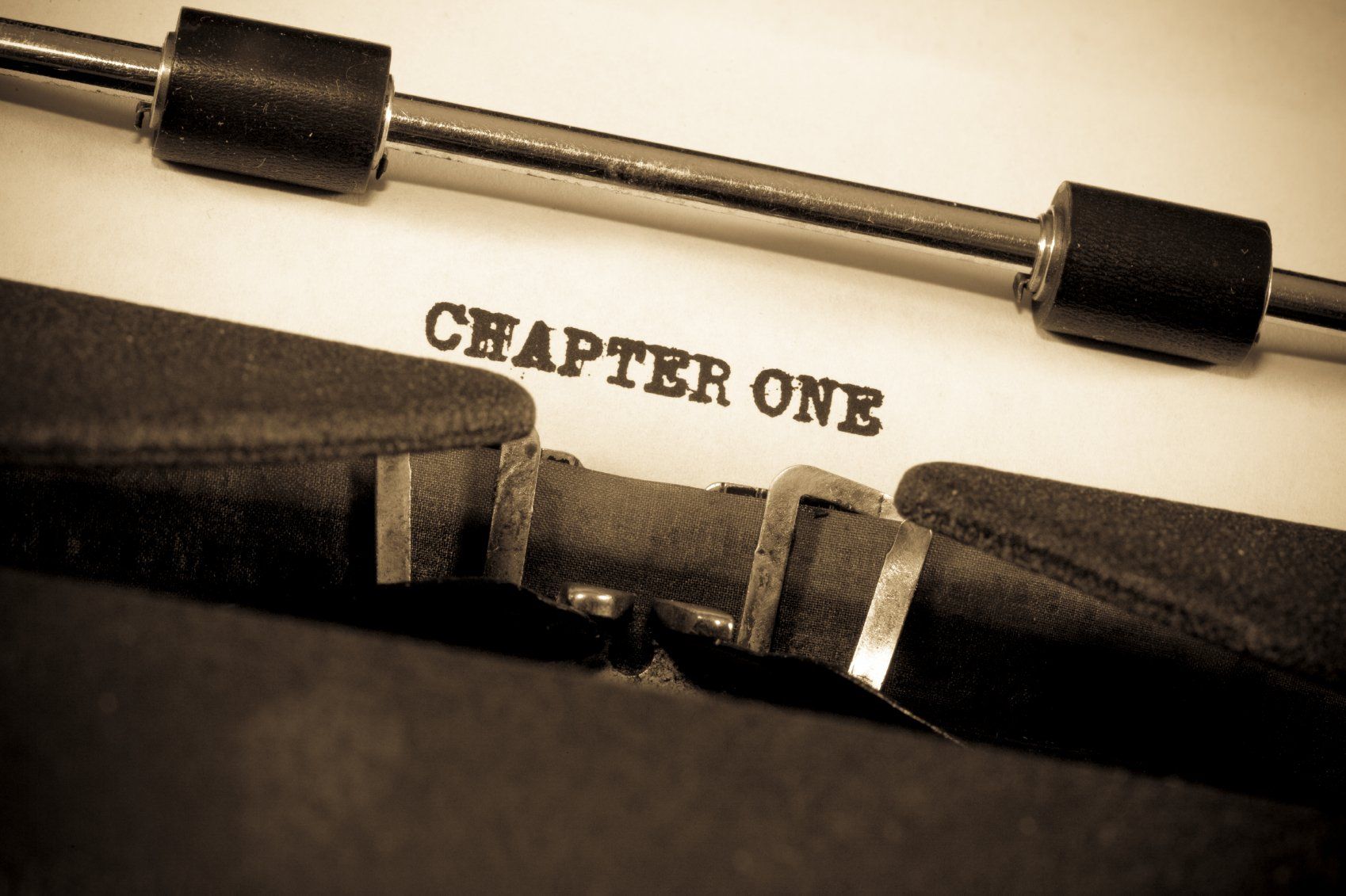 In Schreibmaschine eingespanntes Blatt mit den Worten 'Chapter One'