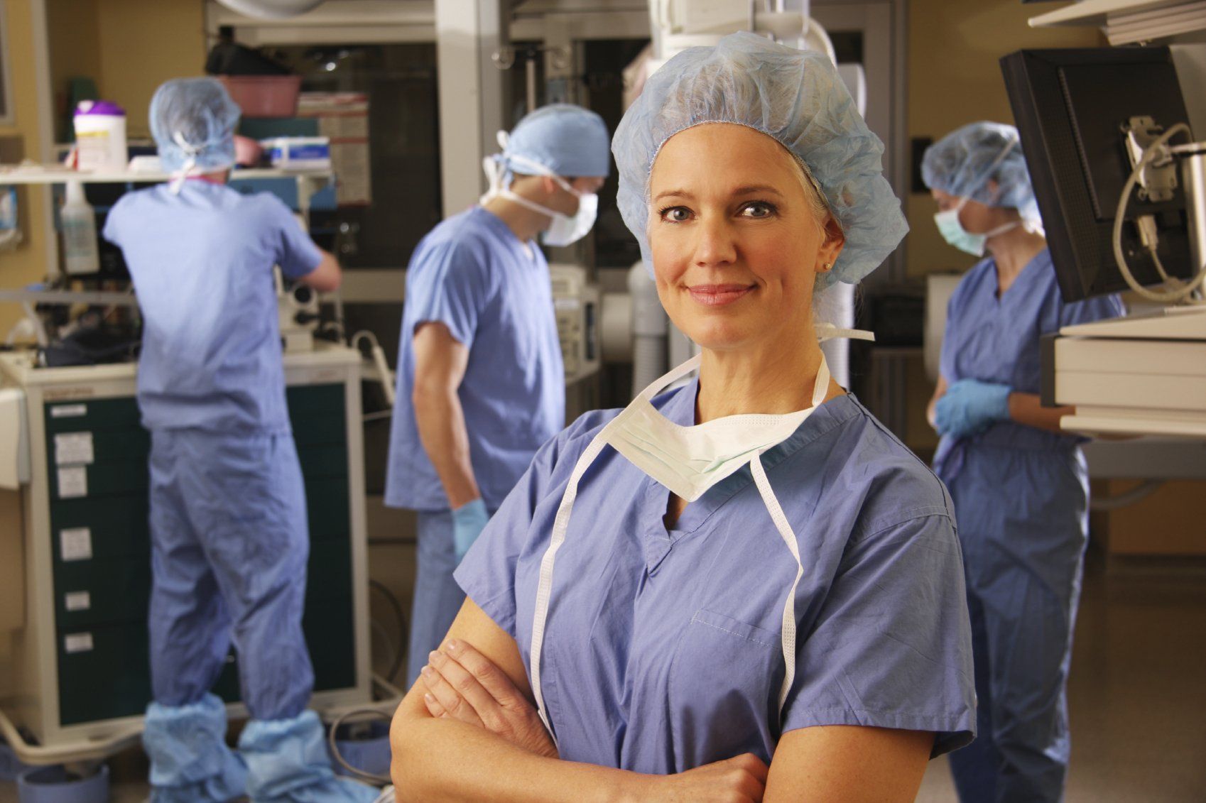 Медсестра обучение с нуля. Операционная медсестра. Женщина в операционной. Медсестра в операционной.