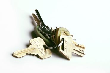 Schlüssel vergessen?Schlüssel-Notdienst-Wiesbaden öffnet auch Ihre Tür im Notfall zum garantierten Festpreis