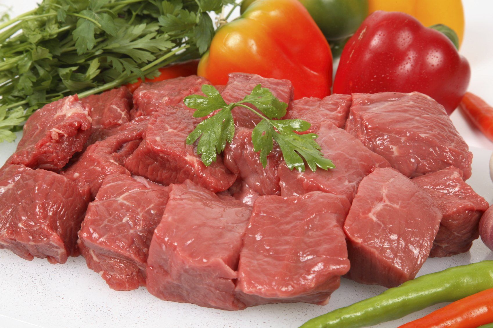 Говядину нужно есть. Мясо говядина. Говяжье мясо. Свежее мясо. Свежее мясо говядина.