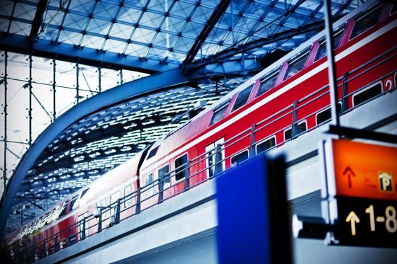 Moderner Zug in einem Bahnhof, bereit zur Abfahrt.