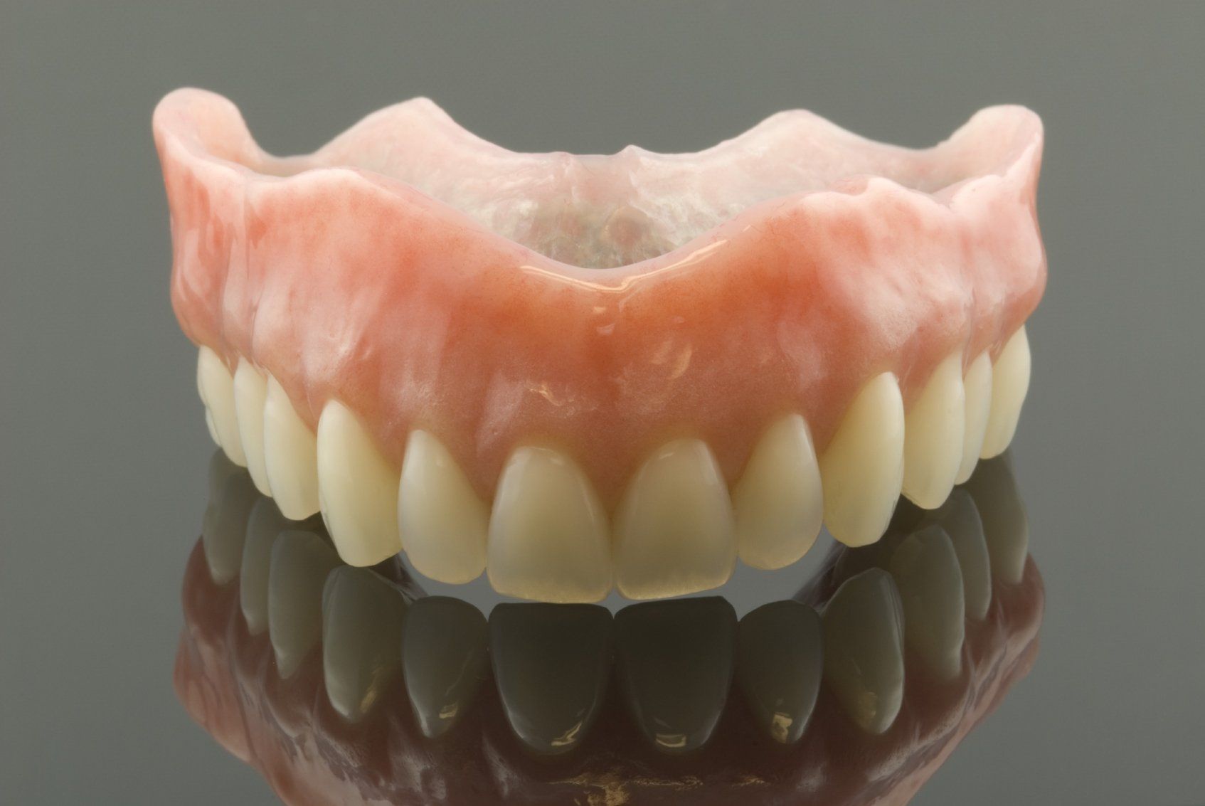 Протез на челюсть без зубов. Зубной протез на присосках на верхнюю челюсть. Верхний полный съемный протез.