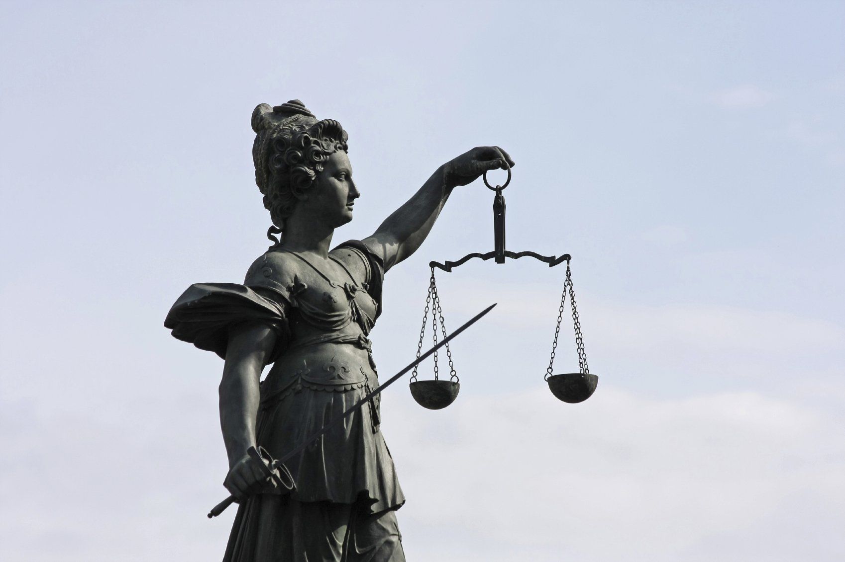 Eine Statue der Justizia