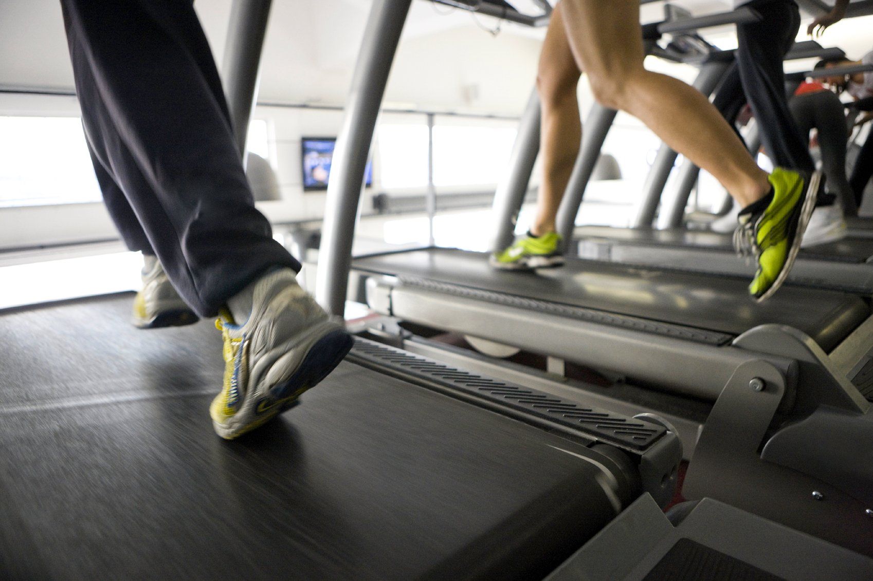 Можно каждый день ходить на беговой дорожке. Беговая дорожка Quantum Treadmill. Беговая дорожка в спортзале. Девушка на беговой дорожке. Ноги на беговой дорожке.