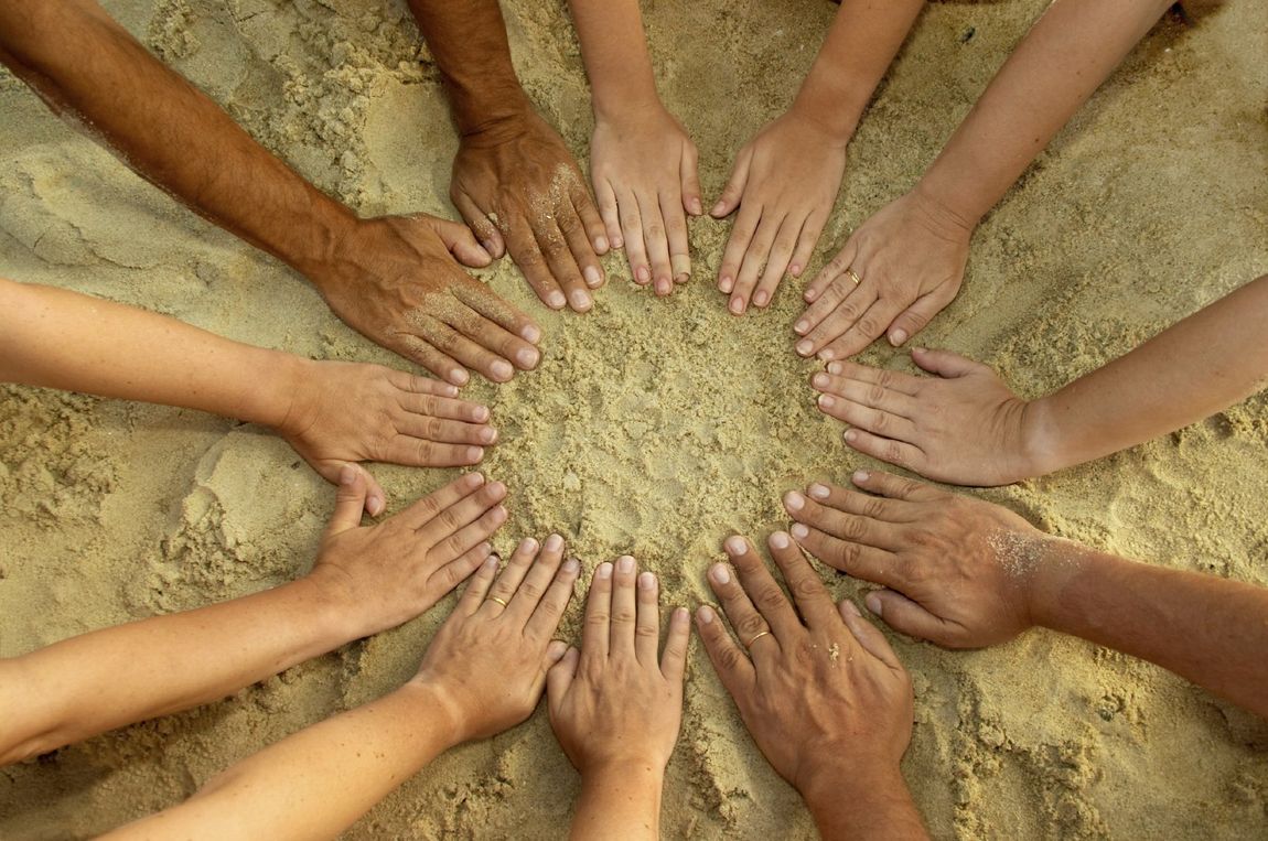 Teambildung Hände im Sand von La Gomera