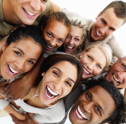 Das Bild zeigt ein Gruppenfoto mit lachenden Menschen.