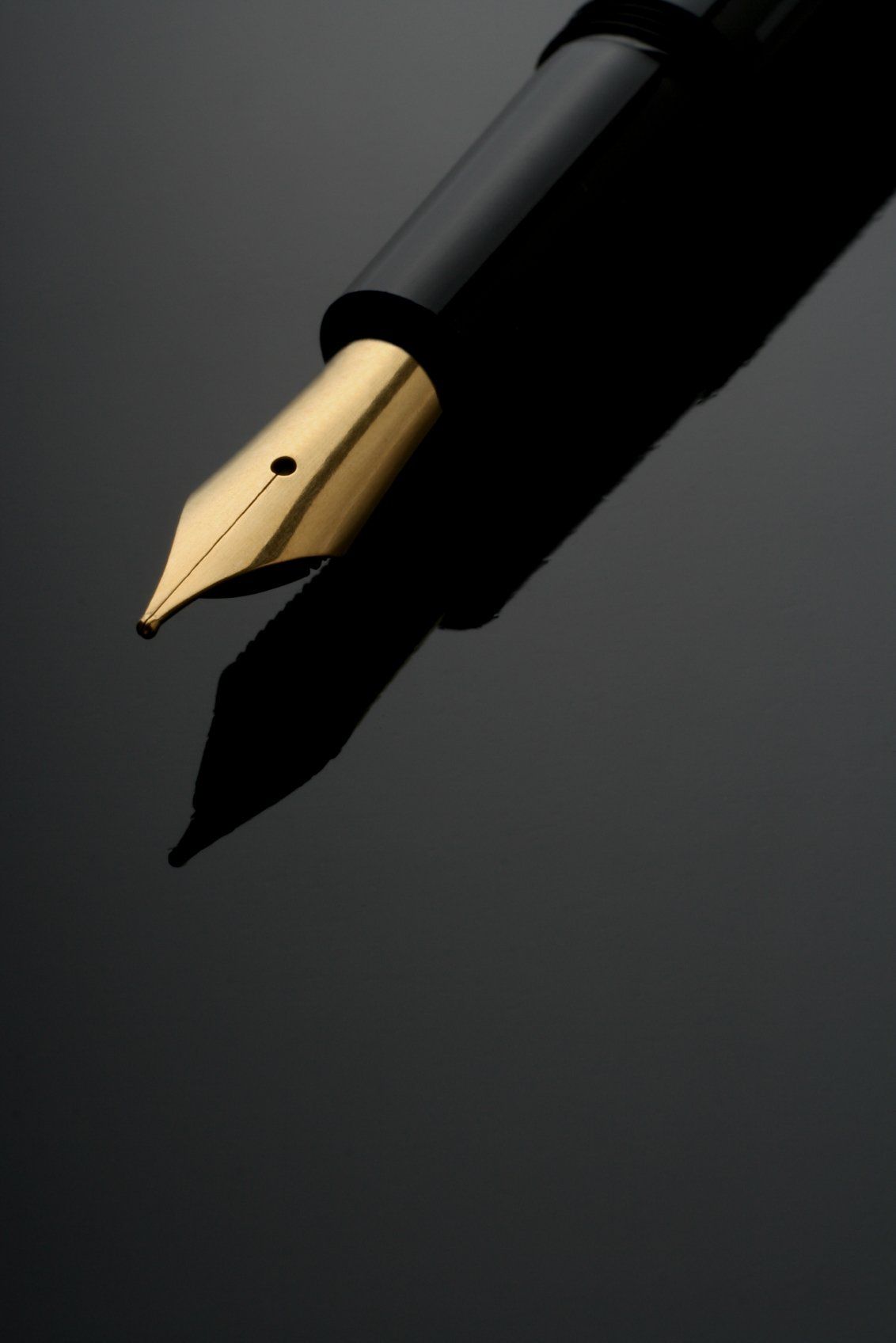 Photo d'un stylo plume prêt à dédicacer un livre 