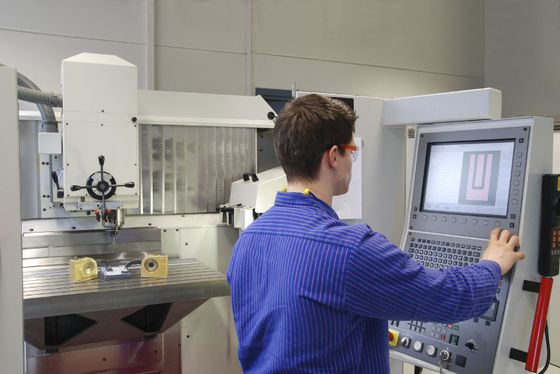 Moderne CNC-Maschinen in einem angenehmen und gut organisierten Arbeitsumfeld.