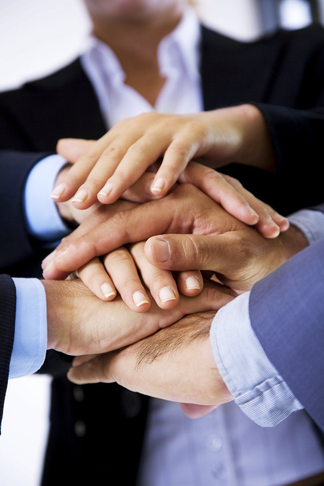 Сотрудничество с другими компаниями. Рукопожатие. Партнерские отношения в бизнесе. Пожатие рук. Рукопожатие людей.
