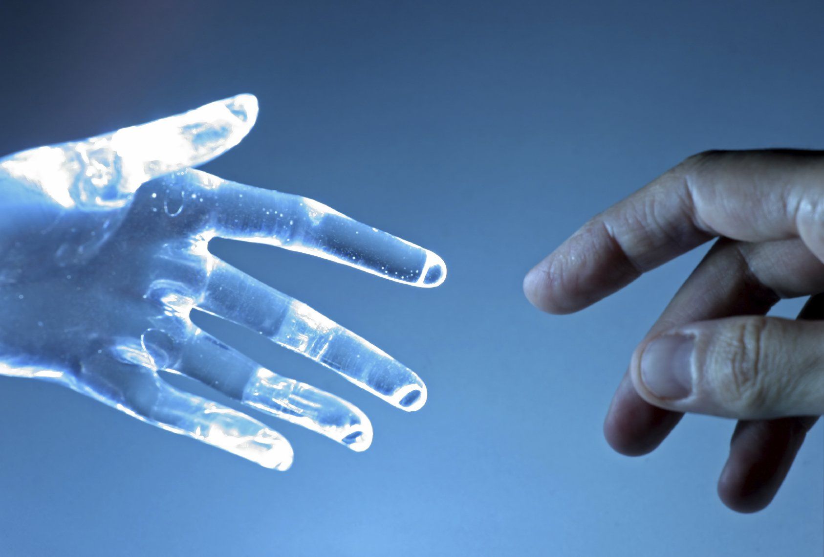 menschliche Hand und digitale Hand