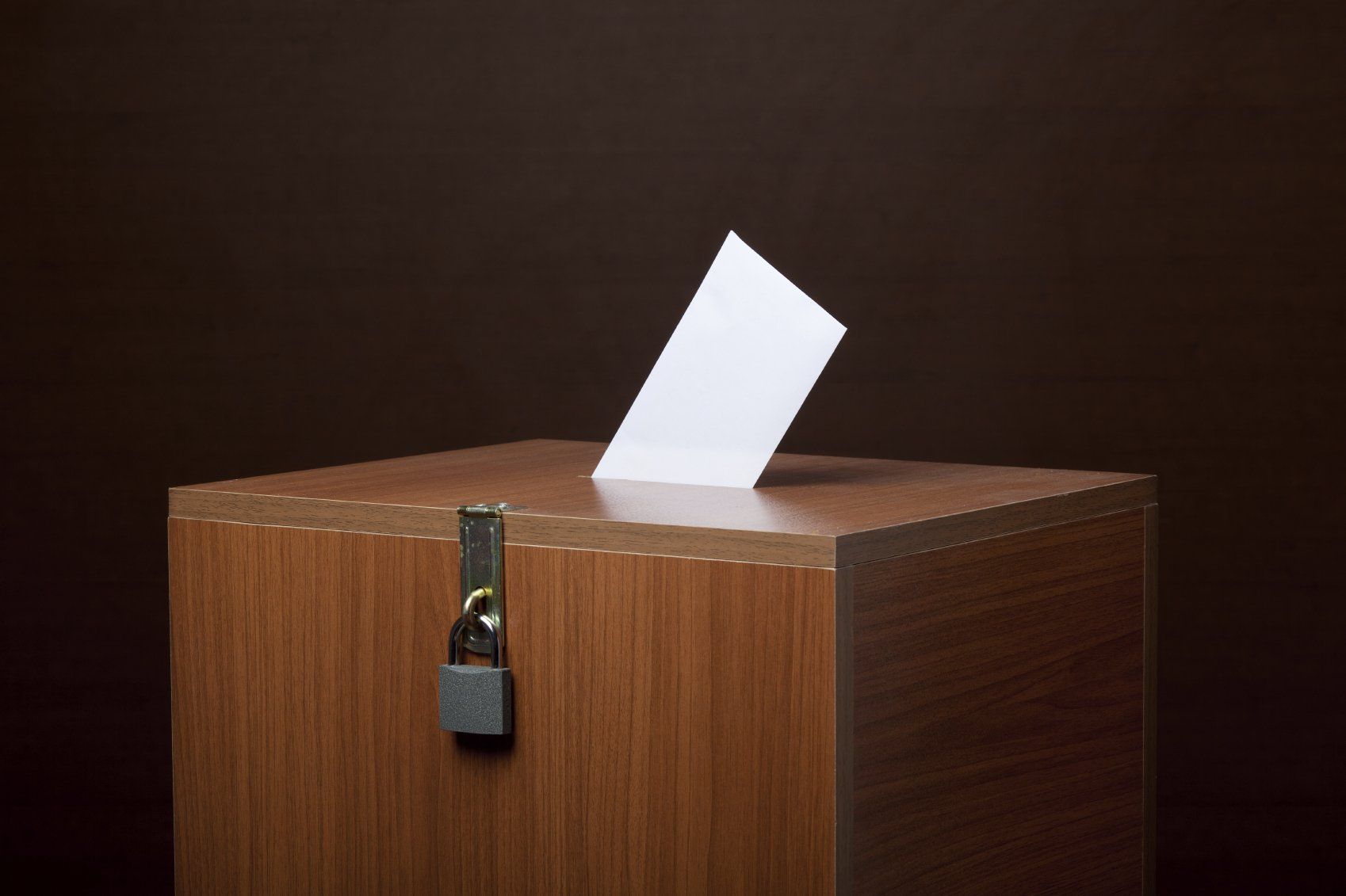 Wahlurne mit Stimmzettelabgabe