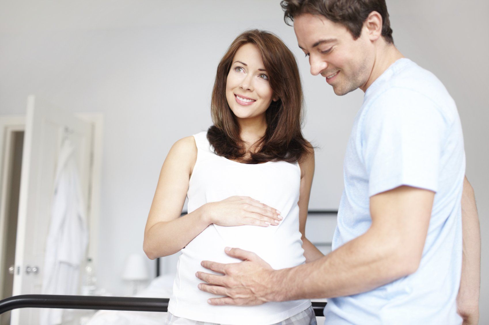 Гинеколог помогает забеременеть. Эко экстракорпоральное оплодотворение. Эко беременность. Планирование беременности. Семья с беременной женщиной.