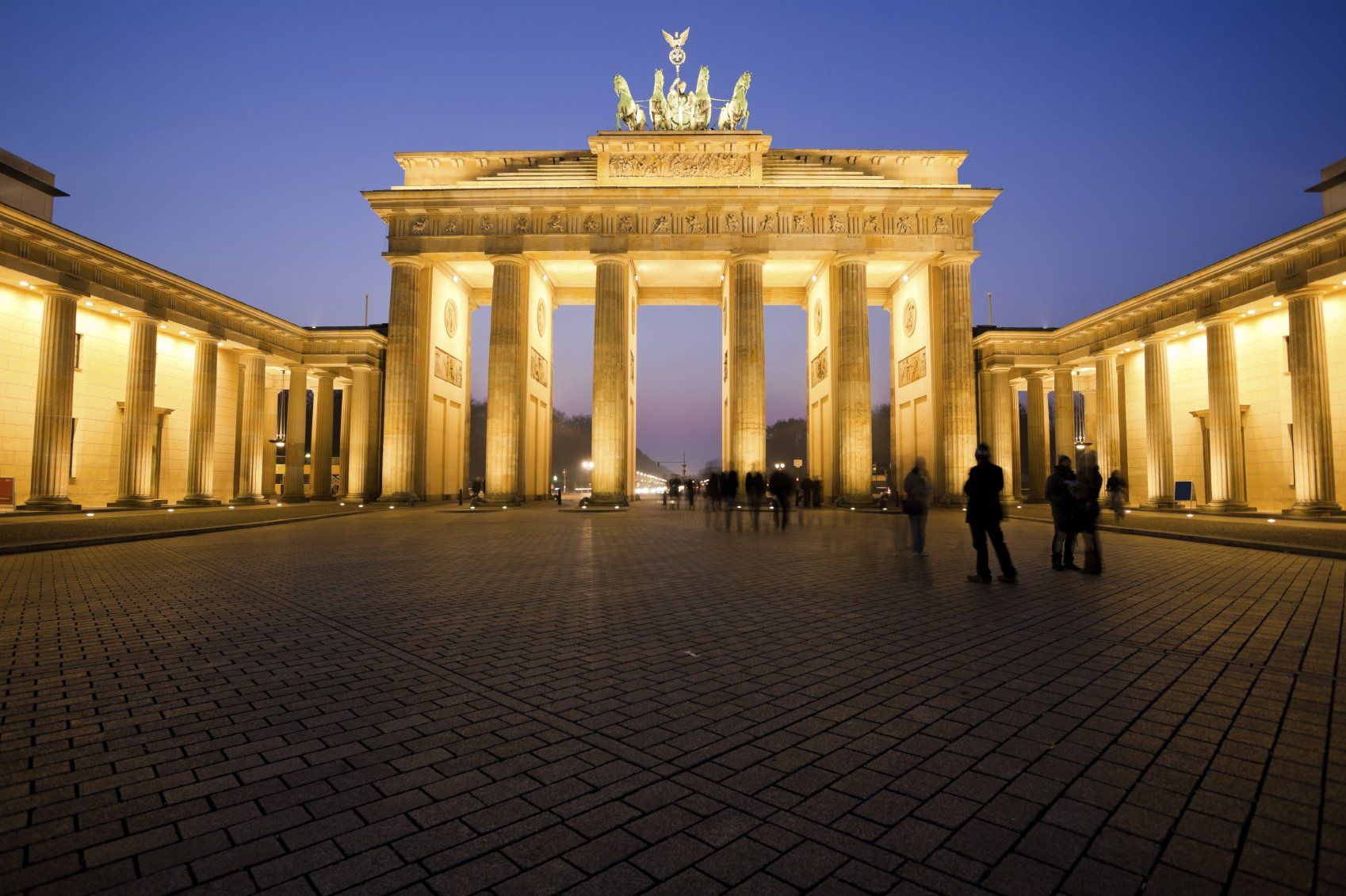 Das Brandenburger Tor in Berlin bei Nacht.