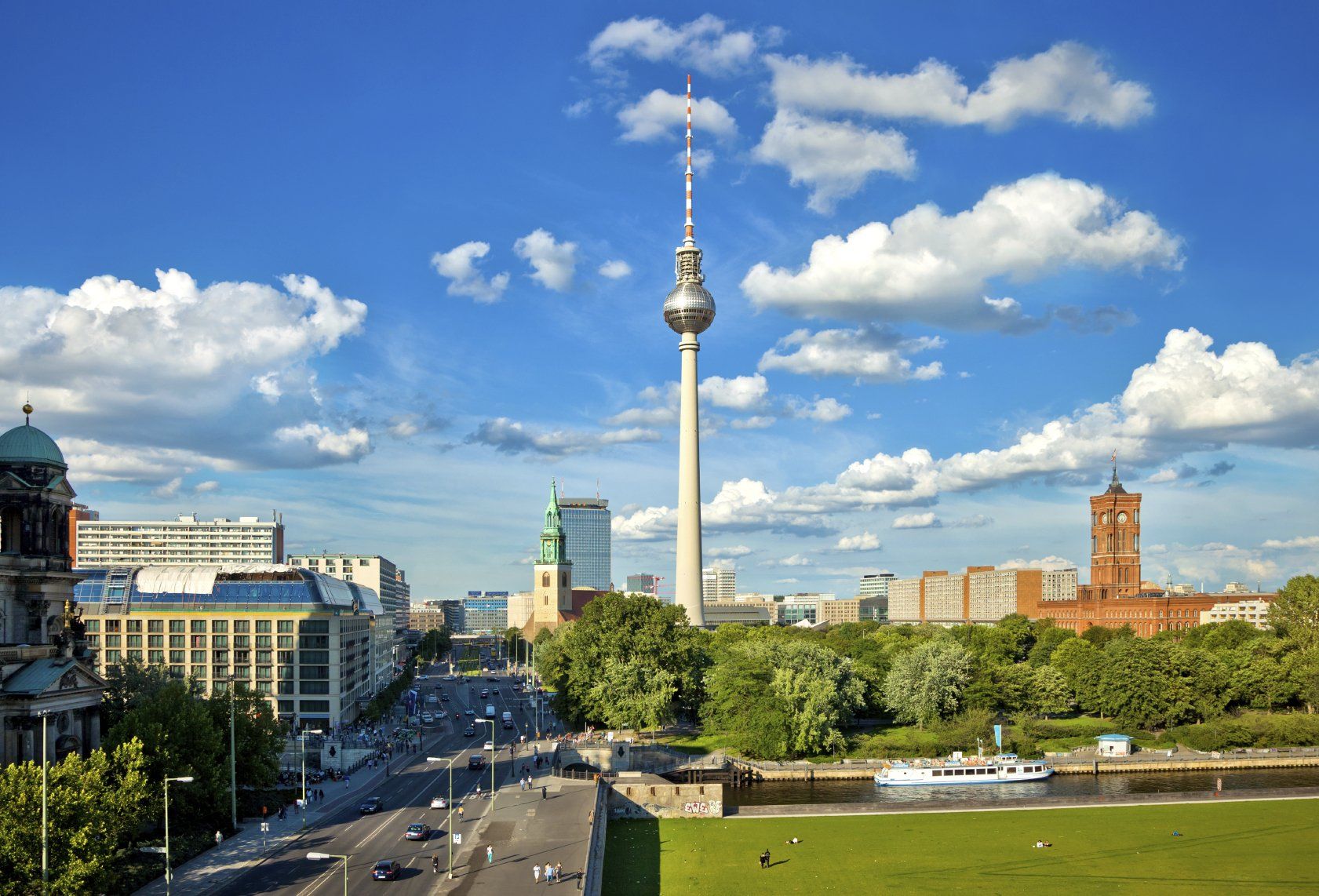 Der Fernsehtrum und das rote Rathaus in Berlin