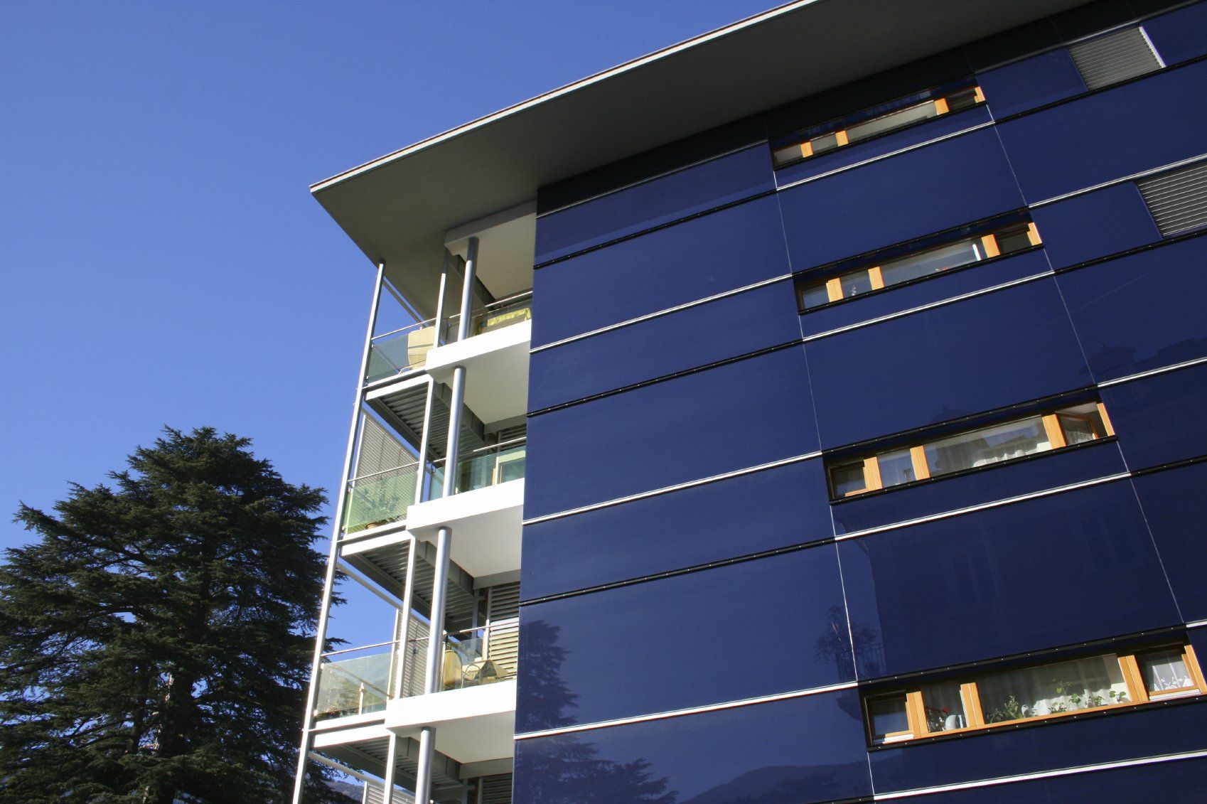 Ein Haus mit Fassadenansicht im blauen Himmel