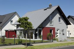 das bild zeigt ein modernes haus mit moderner Dachziegeldeckung