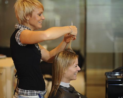 Barber Girl Peigne Les Cheveux Mouillés Dans Un Salon De Coiffure
