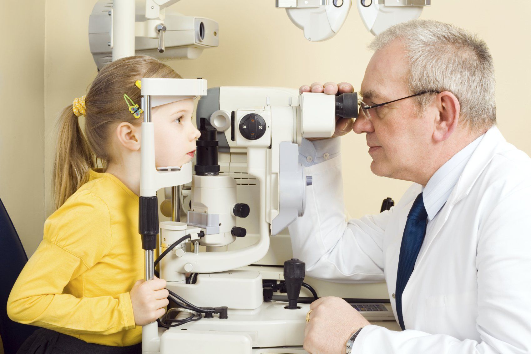 Проверка зрения врач. Ребенок у офтальмолога. Ребенок у врача офтальмолога. Офтальмологическое обследование. Глаз окулист.