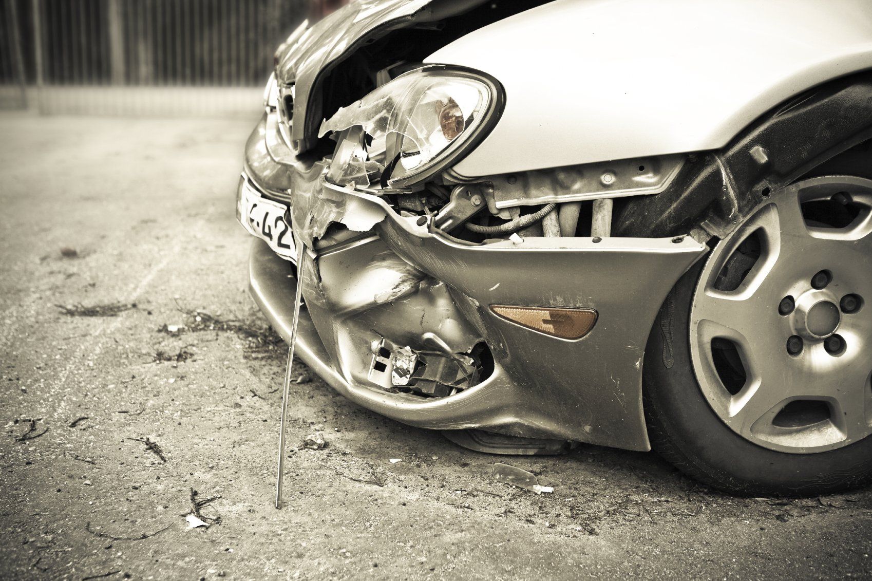 Kaputtes Auto mit stark beschädigter Frontschürze als Folge eines Verkehrsunfalls