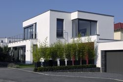 das bild zeigt ein modernes haus mit Flachdach