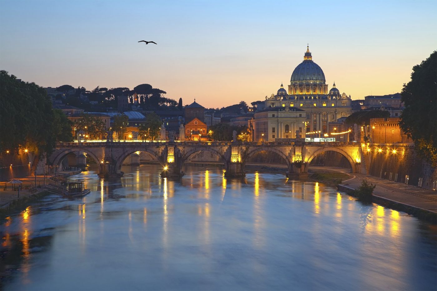 Foto al tramonto di Roma con vista sul Tevere e sul Cupolone di San Pietro