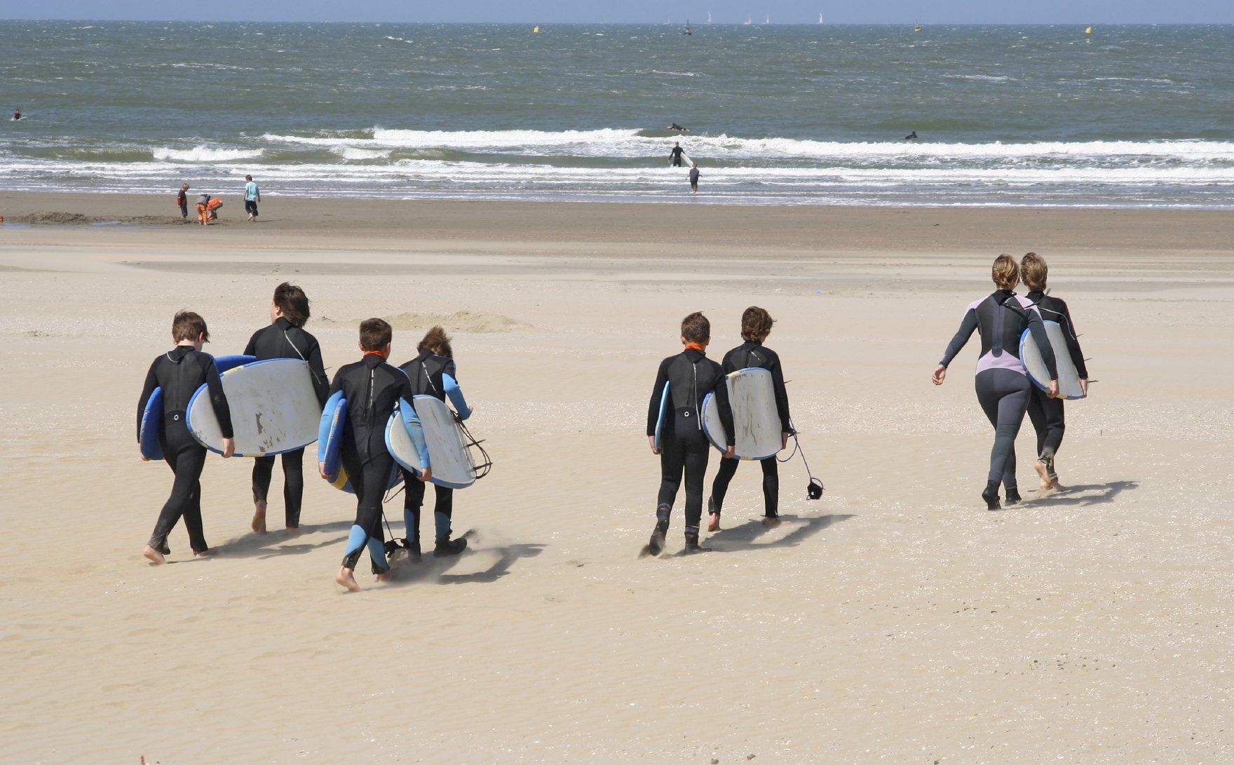 Norddeich, Surfschule  bietet auch Anfängerkurse für Kinder und Erw. an