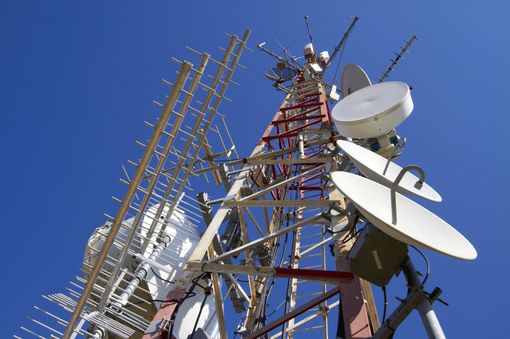 Antennes relais de téléphonie mobile 5G, lignes électriques à haute tension.