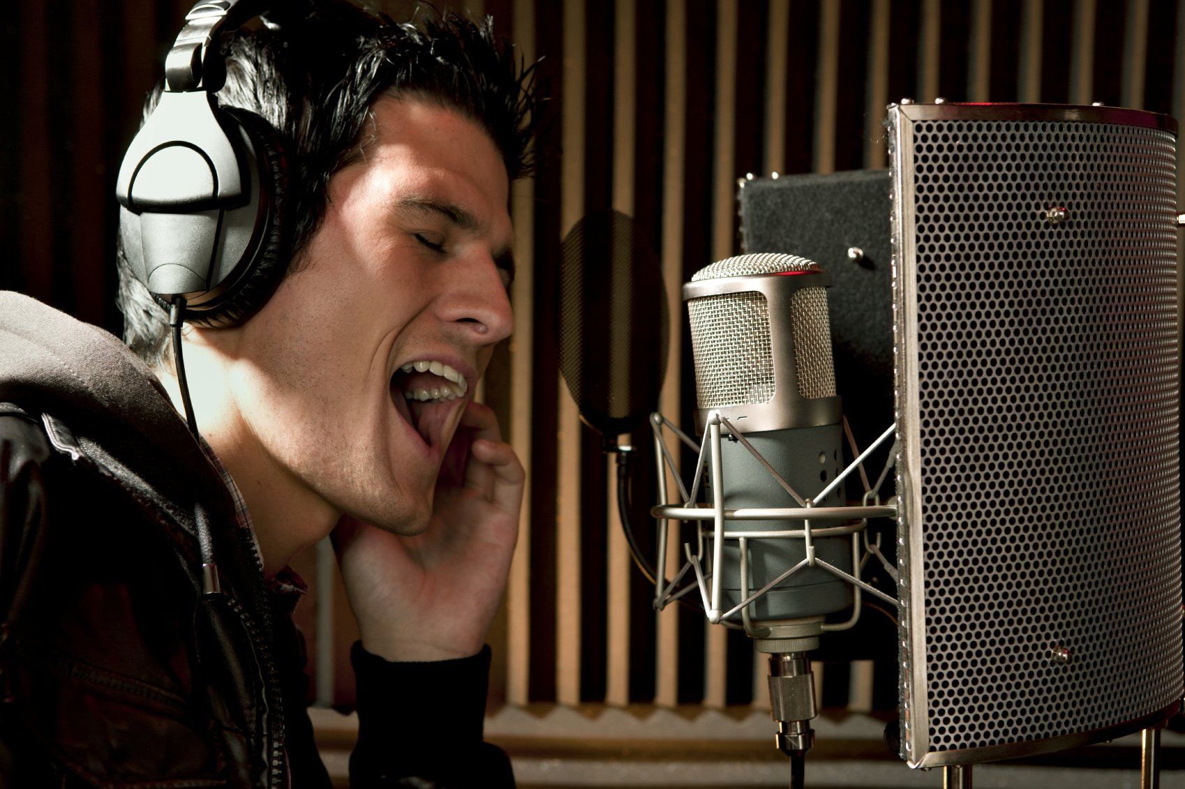 Видео песен мужчины поют. Студия звукозаписи микрофон. Певец в студии звукозаписи. Фотосессия в студии звукозаписи. Парень поет.