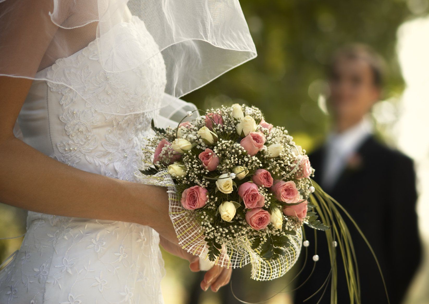 Braut hält Hochzeitsstrauß