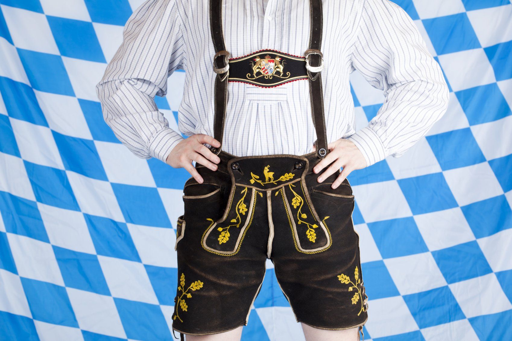 Pokazanie stroju mieszkańca bawari w czasię Oktoberfest.