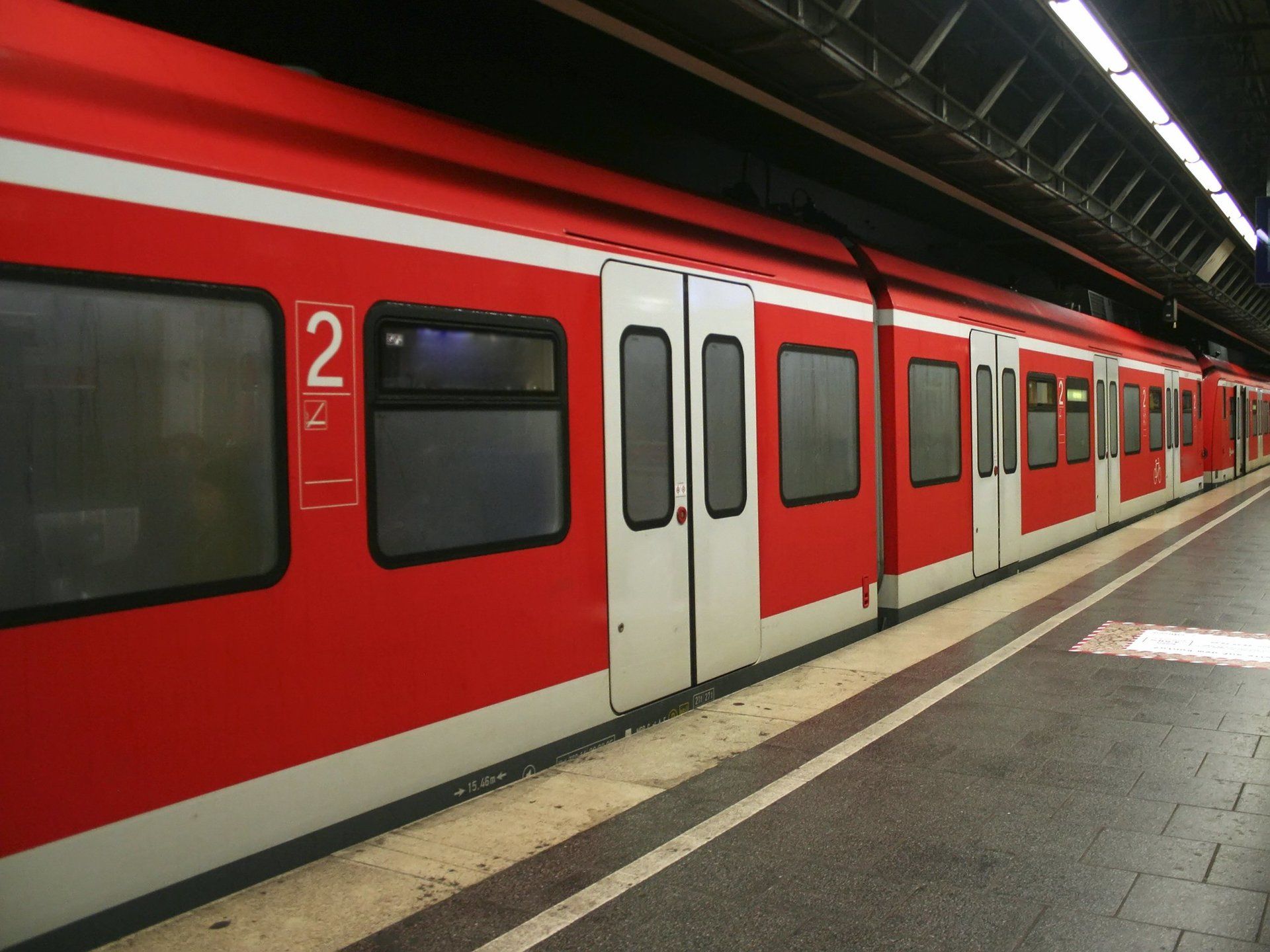 Bild einer S-Bahn in einem Bahnhof