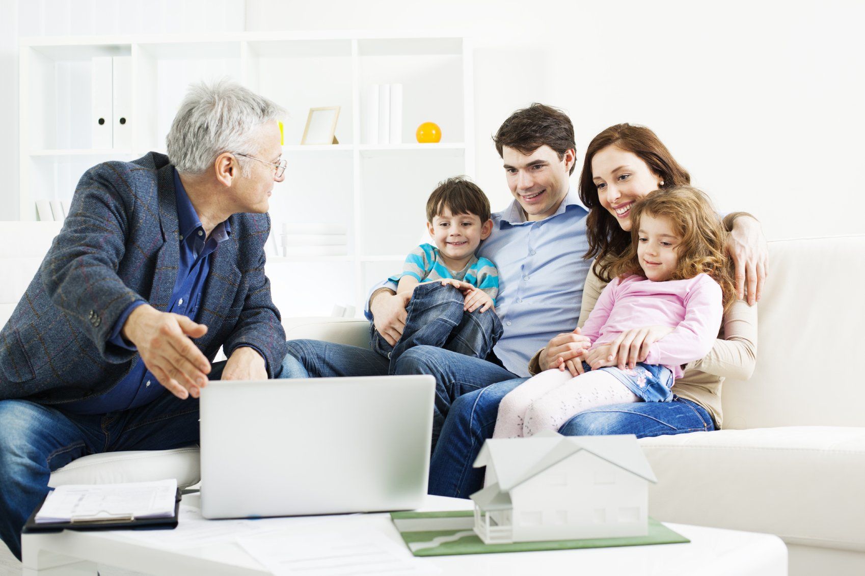 Rodzina obserwująca portale w internecie