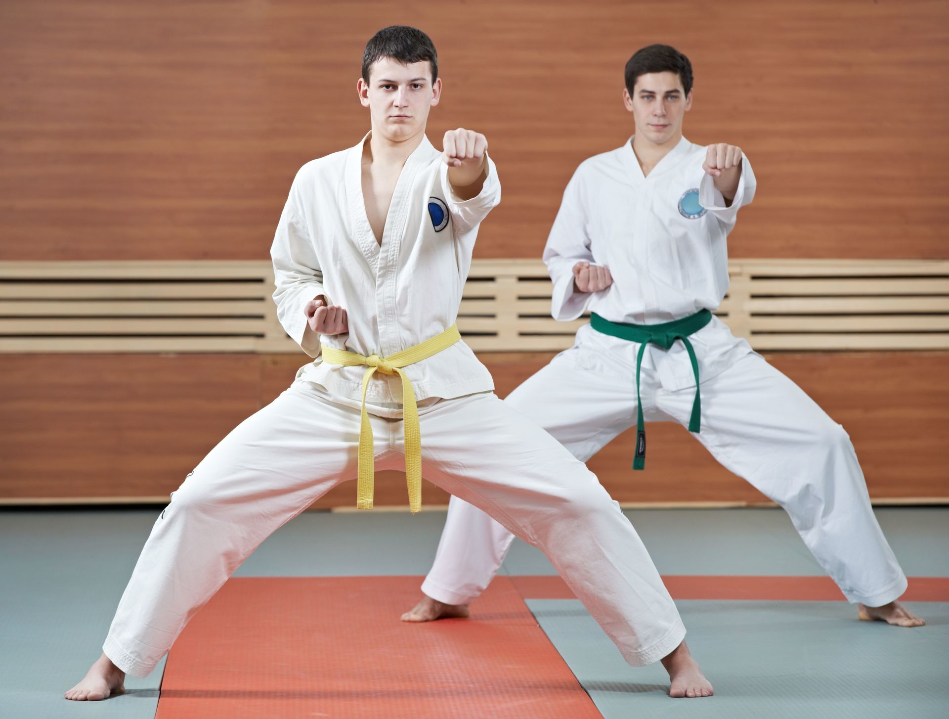 zwei junge Karatekämpfer