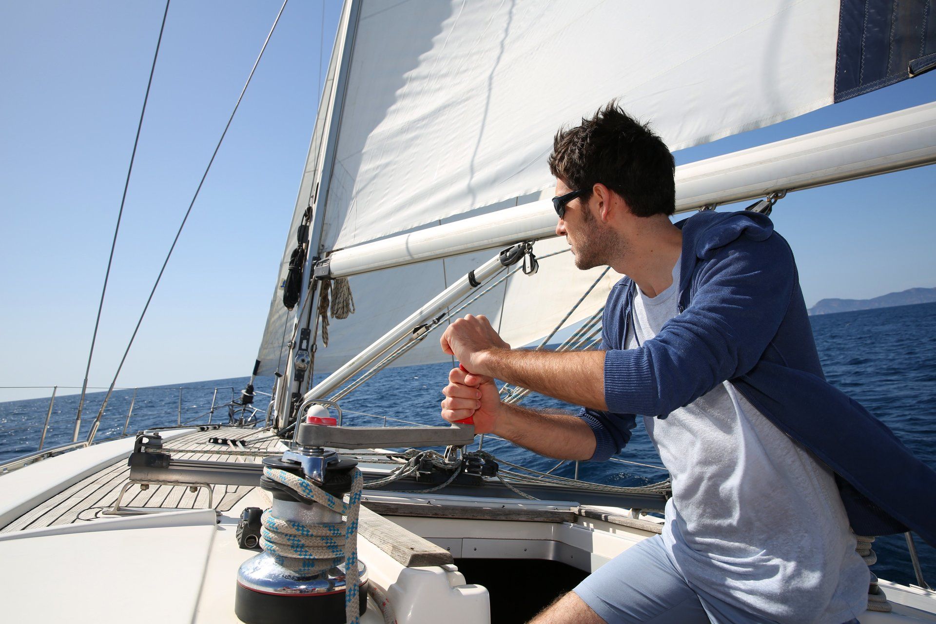 Young sail. Яхта парусная Skipper. Человек на паруснике. Парень на паруснике. Люди на парусной яхте.