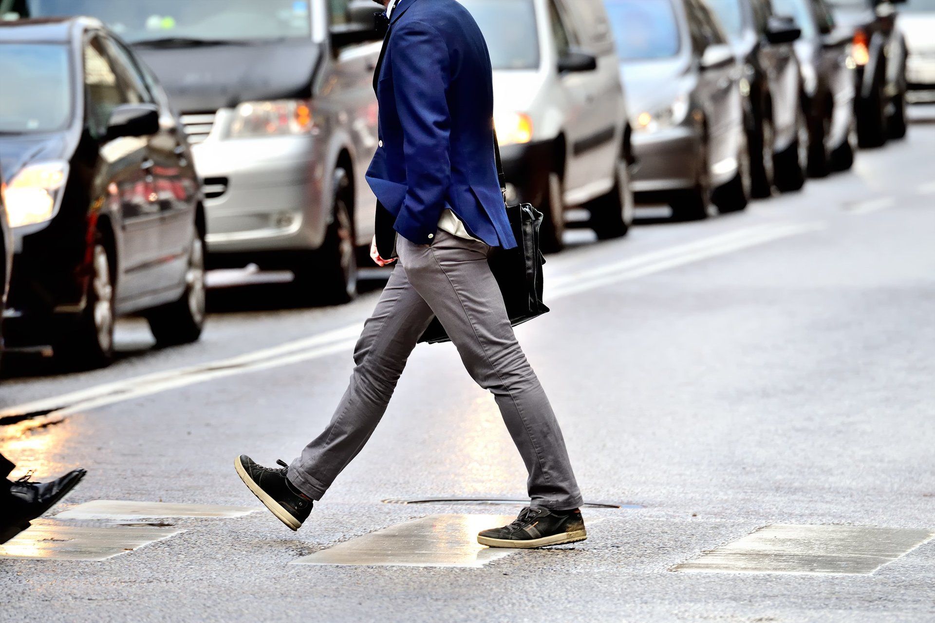 Mann spaziert über eine Straße