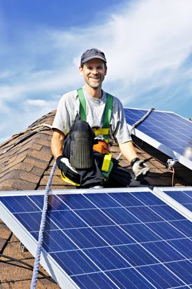 Das Bild zeigt einen Solateur beim Installieren eines Photovoltaikpanels