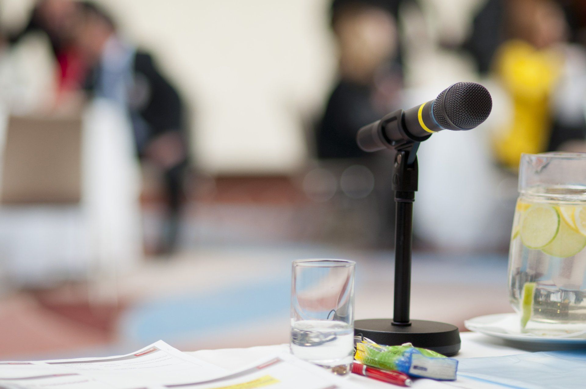 Mikrofon für den Redner einer großen Konferenz bei einem Dolmetscheinsatz