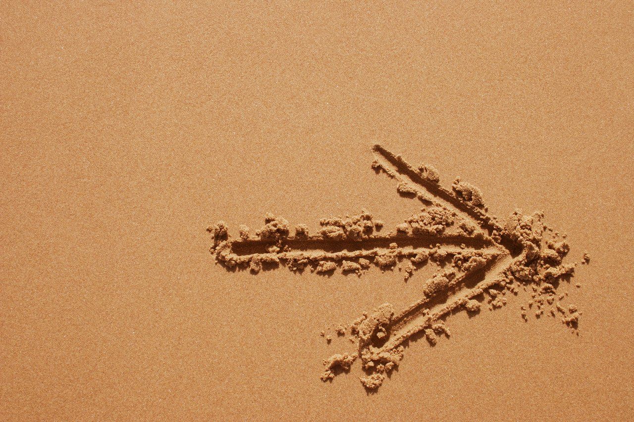 Symbolbild Zielgruppe - pfeil im Sand