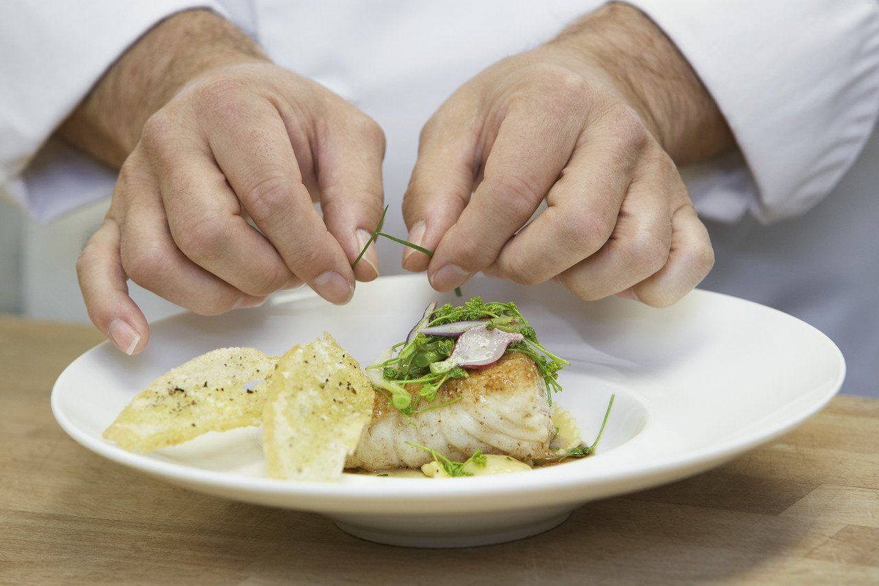 Personal chef plating up for personal chef service